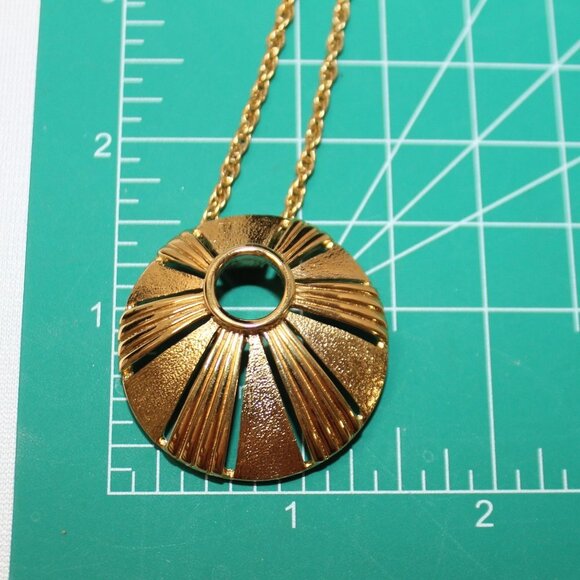 Crown Trifari Gold Tone Starburst Medallion Necklace - Picture 7 of 11